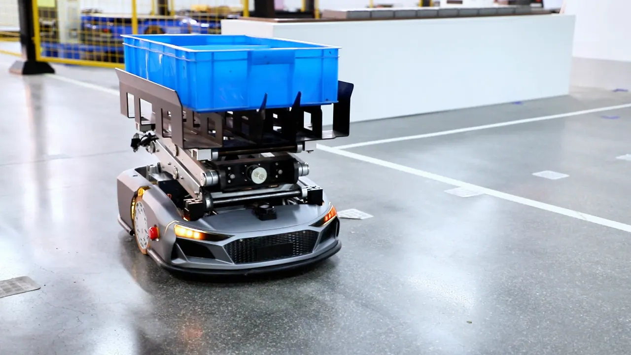 リフト機構でコンテナを受け渡すAGV